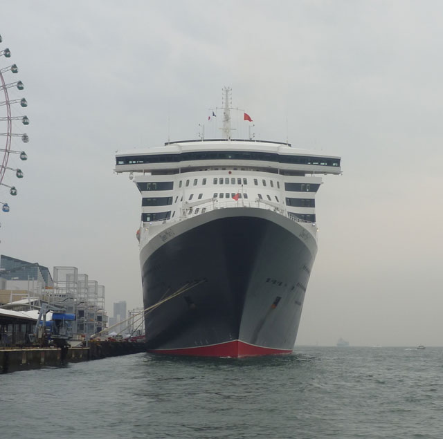 クィーンメリー2・正面を海上から
